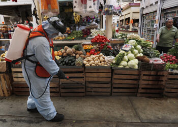 Ayuntamiento en México realiza jornada de desinfección de mercados