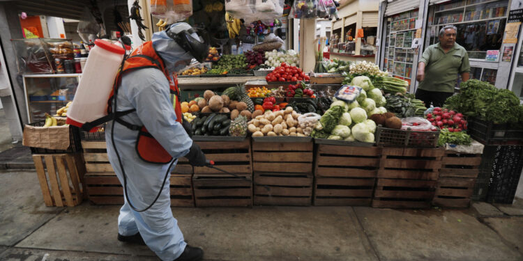 Ayuntamiento en México realiza jornada de desinfección de mercados
