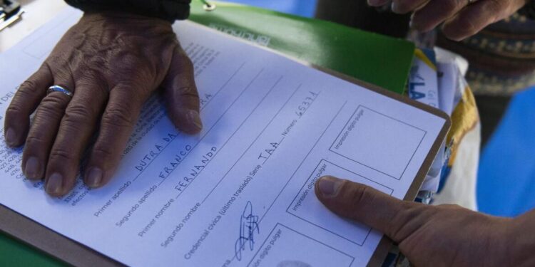 700,000 firmas contra ley relámpago de Lacalle Pou en Uruguay