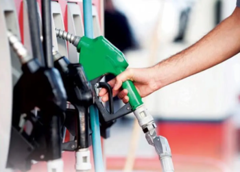 El Gobierno vuelve a congelar el precio de casi todos los combustibles