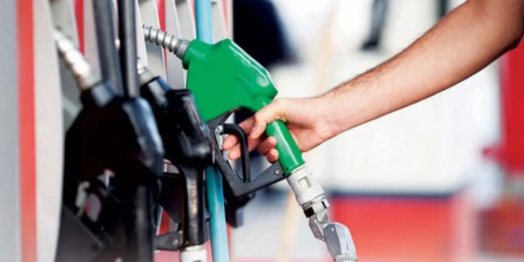 El Gobierno vuelve a congelar el precio de casi todos los combustibles
