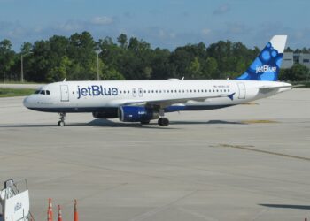 La Junta de Aviación Civil cita a ejecutivo de JetBlue por retrasos en sus operaciones aéreas al país