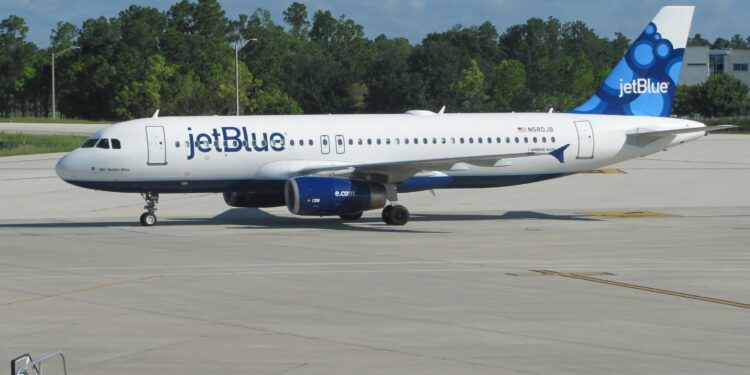 La Junta de Aviación Civil cita a ejecutivo de JetBlue por retrasos en sus operaciones aéreas al país