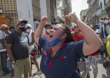 Miles de cubanos protestan contra su Gobierno
