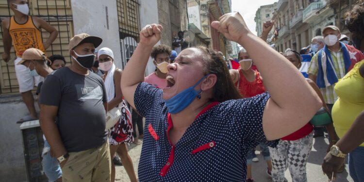 Miles de cubanos protestan contra su Gobierno