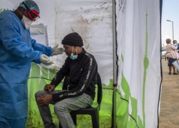 Sudáfrica reporta un récord de 24,270 casos diarios de coronavirus