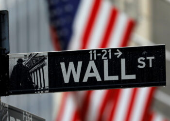 Temor de expansión de Covid y subida de bonos provocan caída de Wall Street