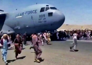 Afganos huyen de Kabul para escapar de los talibanes