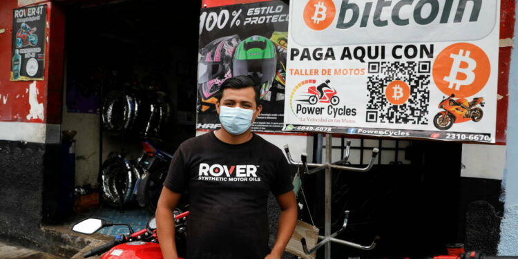 El bitcoin se hunde un 14% en dos días tras el debut en El Salvador como moneda legal
