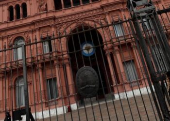 Argentina congela los precios de los alimentos para combatir la inflación