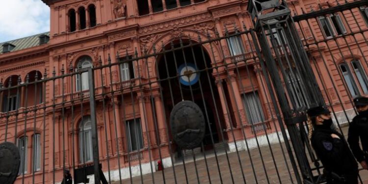 Argentina congela los precios de los alimentos para combatir la inflación