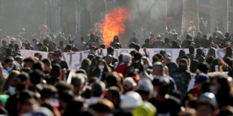 Protestas por el aniversario del estallido social en Chile dejan dos muertos y más de 400 detenidos