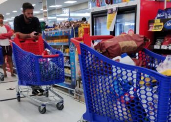 Argentina congela el precio de casi 1.500 productos para frenar la inflación