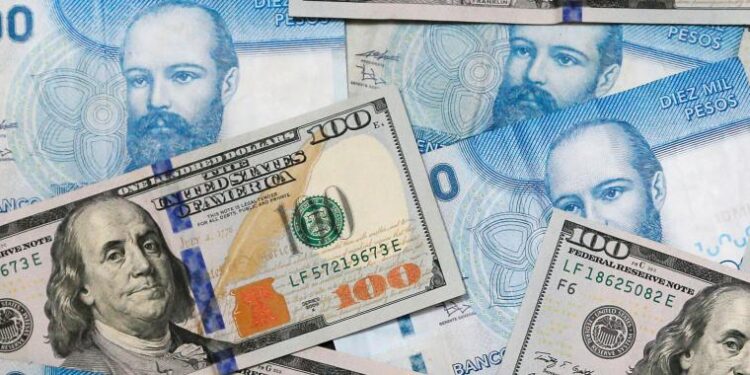 Monedas de A. Latina operan con pérdidas, mientras el dólar navega sin rumbo fijo a nivel global