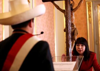 Castillo gira a una izquierda más moderada: nombra a la exjefa del Congreso como primera ministra