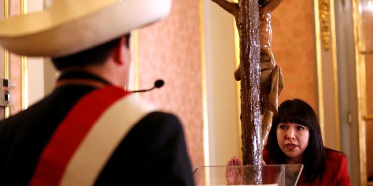 Castillo gira a una izquierda más moderada: nombra a la exjefa del Congreso como primera ministra