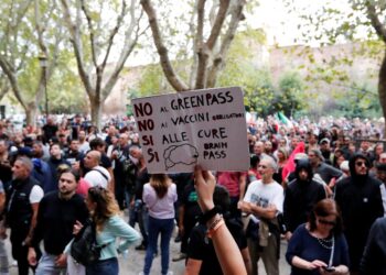 Miles de personas protestaron en Roma contra el pasaporte sanitario