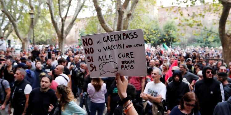 Miles de personas protestaron en Roma contra el pasaporte sanitario