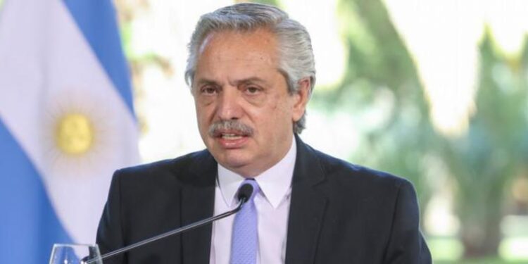 Alberto Fernández sobre la falta de acuerdo para pagar la deuda: «Argentina no se va a arrodillar ante el FMI»