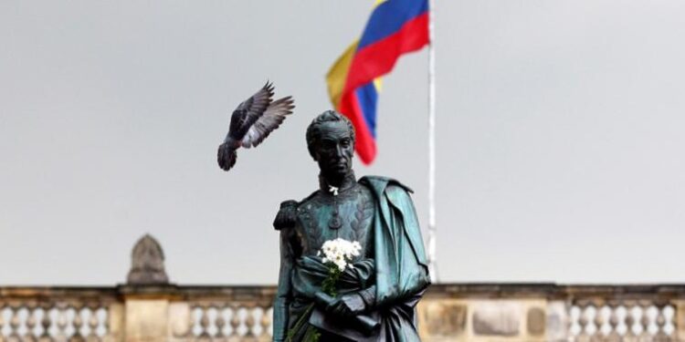 Moody’s mejora la perspectiva crediticia de Colombia de negativa a estable