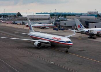Compañía de aerolínea American Airlines cancela miles de vuelos debido a malas condiciones climáticas