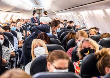 El uso de las mascarillas en los aviones es puesto en duda por dos CEO de grandes aerolíneas