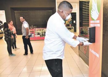 Aumento de contagios de covid-19 provoca que los comercios retomen más medidas de seguridad