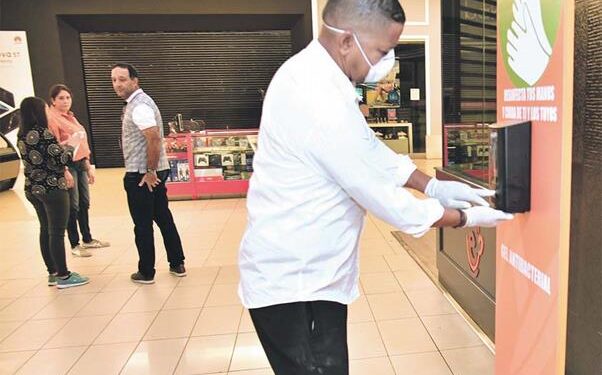 Aumento de contagios de covid-19 provoca que los comercios retomen más medidas de seguridad