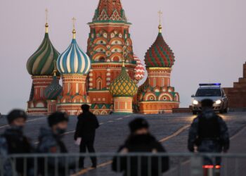 El euro cae, los bonos suben mientras Occidente aísla a Rusia: resumen de los mercados