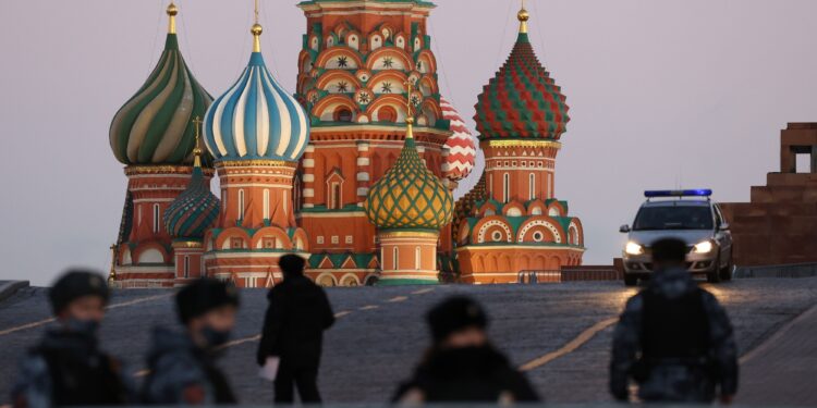 El euro cae, los bonos suben mientras Occidente aísla a Rusia: resumen de los mercados