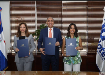 Indotel y Altice firman acuerdo que autoriza el servicio móvil en 30MHz