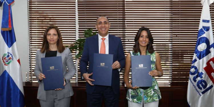 Indotel y Altice firman acuerdo que autoriza el servicio móvil en 30MHz