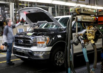 Ford aminora marcha de su producción en Norteamérica por la escasez de chips