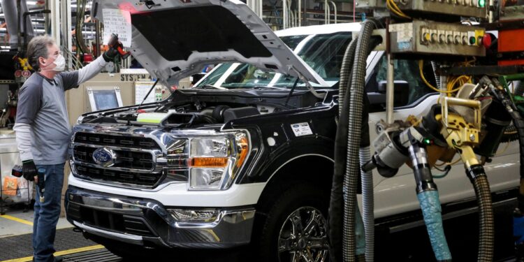 Ford aminora marcha de su producción en Norteamérica por la escasez de chips