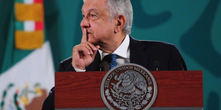 SIP pide a presidente mexicano dejar de atacar a periodistas