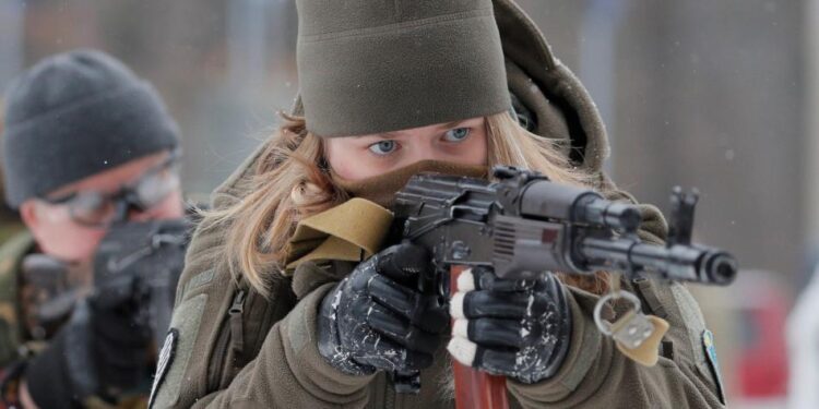 Mujeres reservistas, decididas a combatir por Ucrania