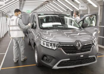 La producción industrial alcanza su mayor repunte anual en 27 años y se dispara un 7% en 2021