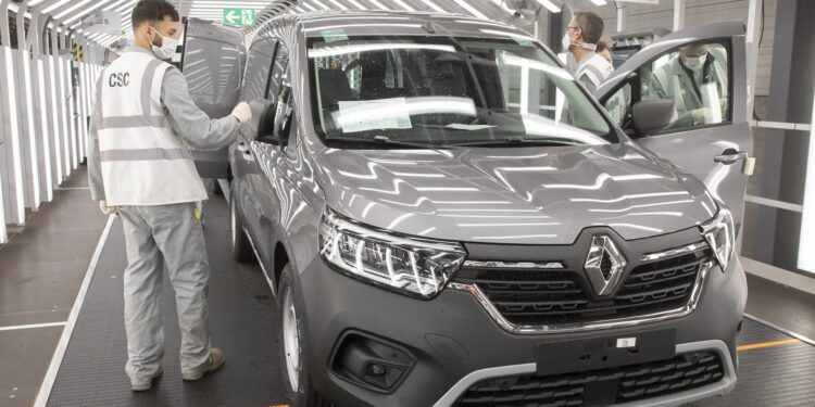 La producción industrial alcanza su mayor repunte anual en 27 años y se dispara un 7% en 2021