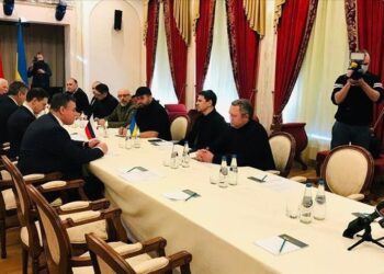 Rusia y Ucrania negocian mientras el Kremlin intensifica su ofensiva