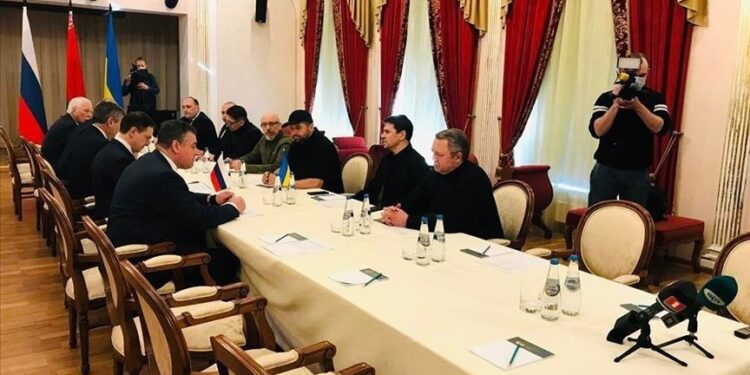 Rusia y Ucrania negocian mientras el Kremlin intensifica su ofensiva