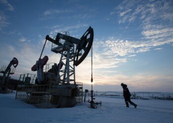 El petróleo sube a su nivel más alto desde 2014 a medida que se avecinan más sanciones a Rusia