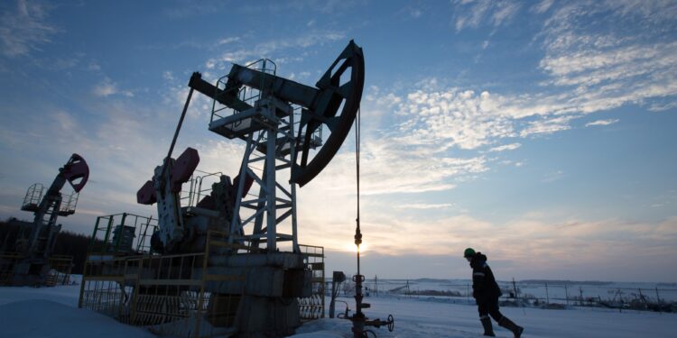 El petróleo sube a su nivel más alto desde 2014 a medida que se avecinan más sanciones a Rusia