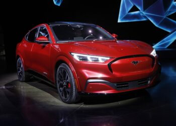 Los concesionarios también están aumentando los precios de los vehículos eléctricos
