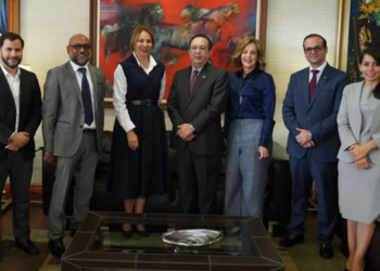 Valdez Albizu recibe la solicitud de la ministra Milagros Germán para la actualización del estudio sobre el aporte de la cultura al PIB