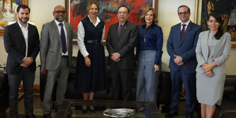 Valdez Albizu recibe la solicitud de la ministra Milagros Germán para la actualización del estudio sobre el aporte de la cultura al PIB