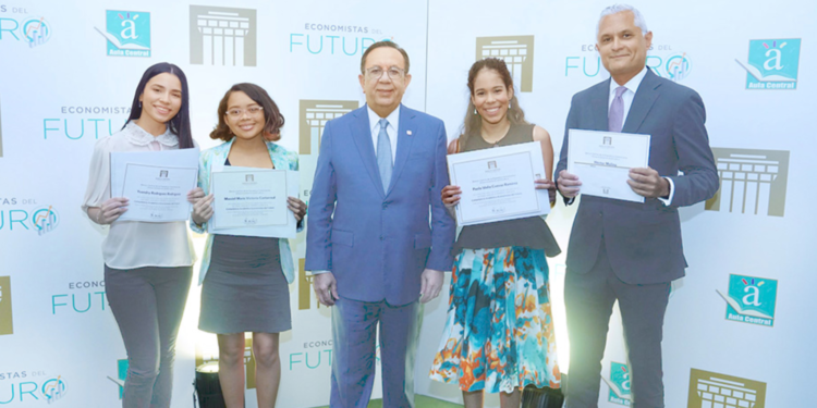 Banco Central concluye la VIII Semana Económica y Financiera con la entrega de premios de Economistas del Futuro