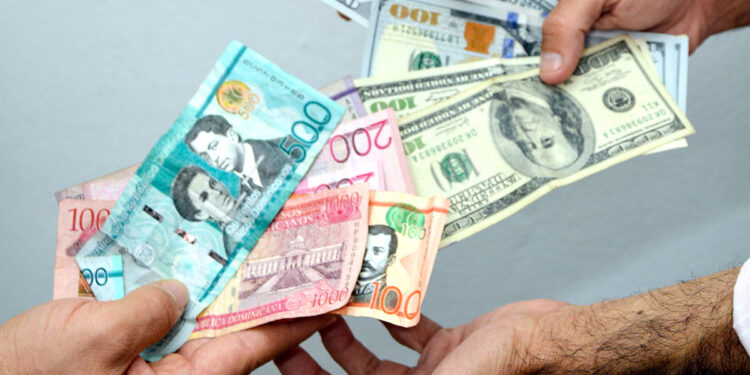 El peso dominicano se fortaleció casi 5 % frente al dólar