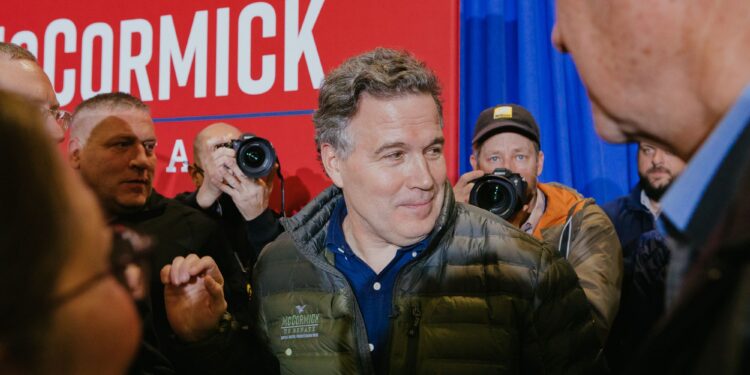 McCormick se beneficia de la inundación de efectivo de Wall Street en la carrera por el Senado impulsada por MAGA