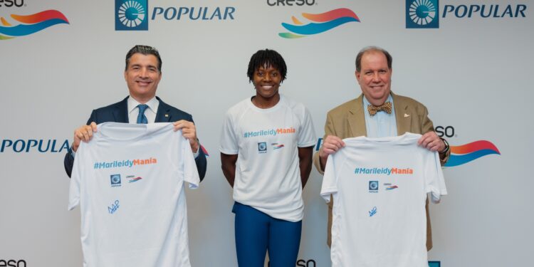Banco Popular firma a la medallista olímpica Marileidy Paulino