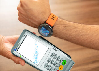 Popular y Visa habilitan pagos sin contacto en relojes Fitbit y Garmin